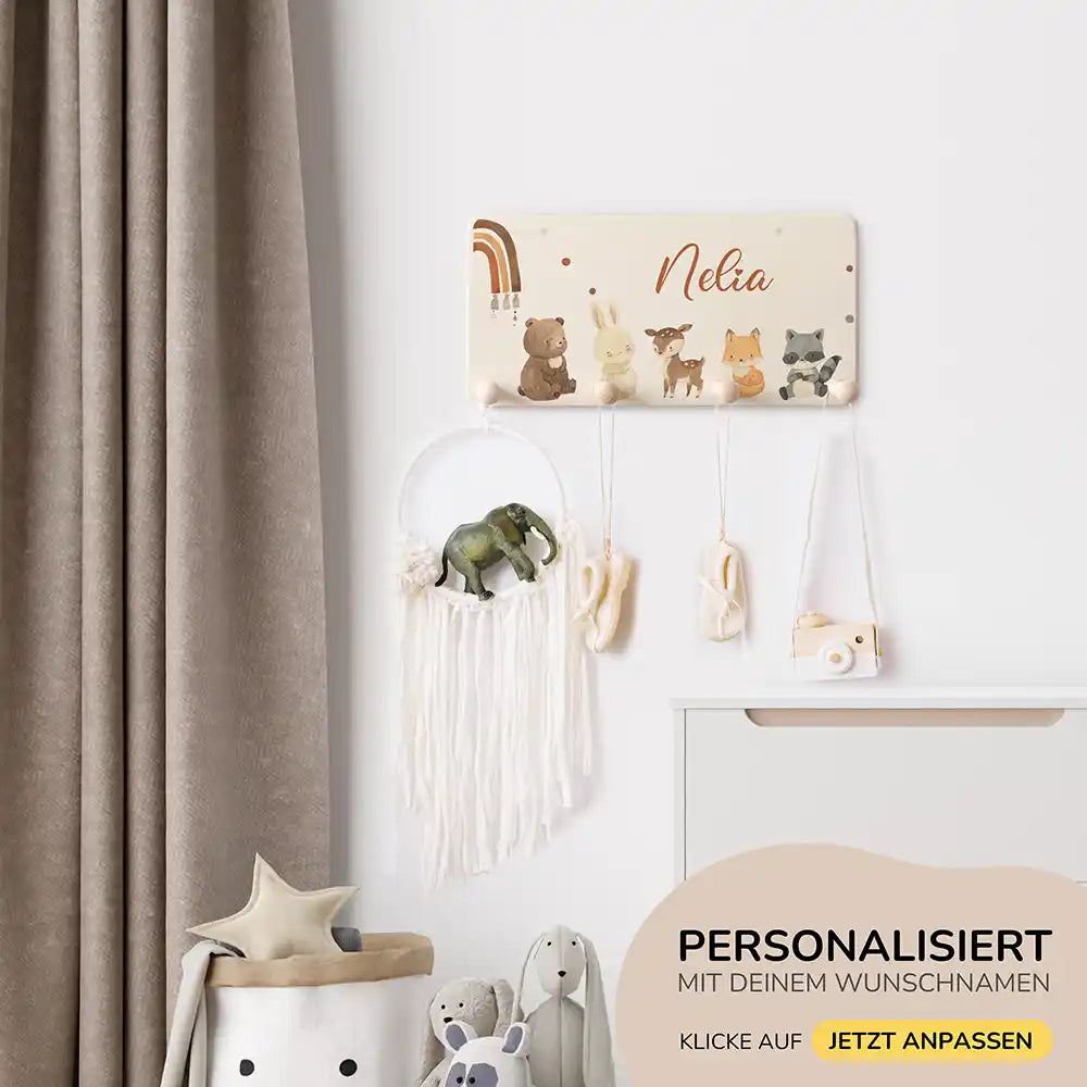 handgefertigte garderobe aus holz personalisiert mit boho tierfamilie und regenbogen motiv