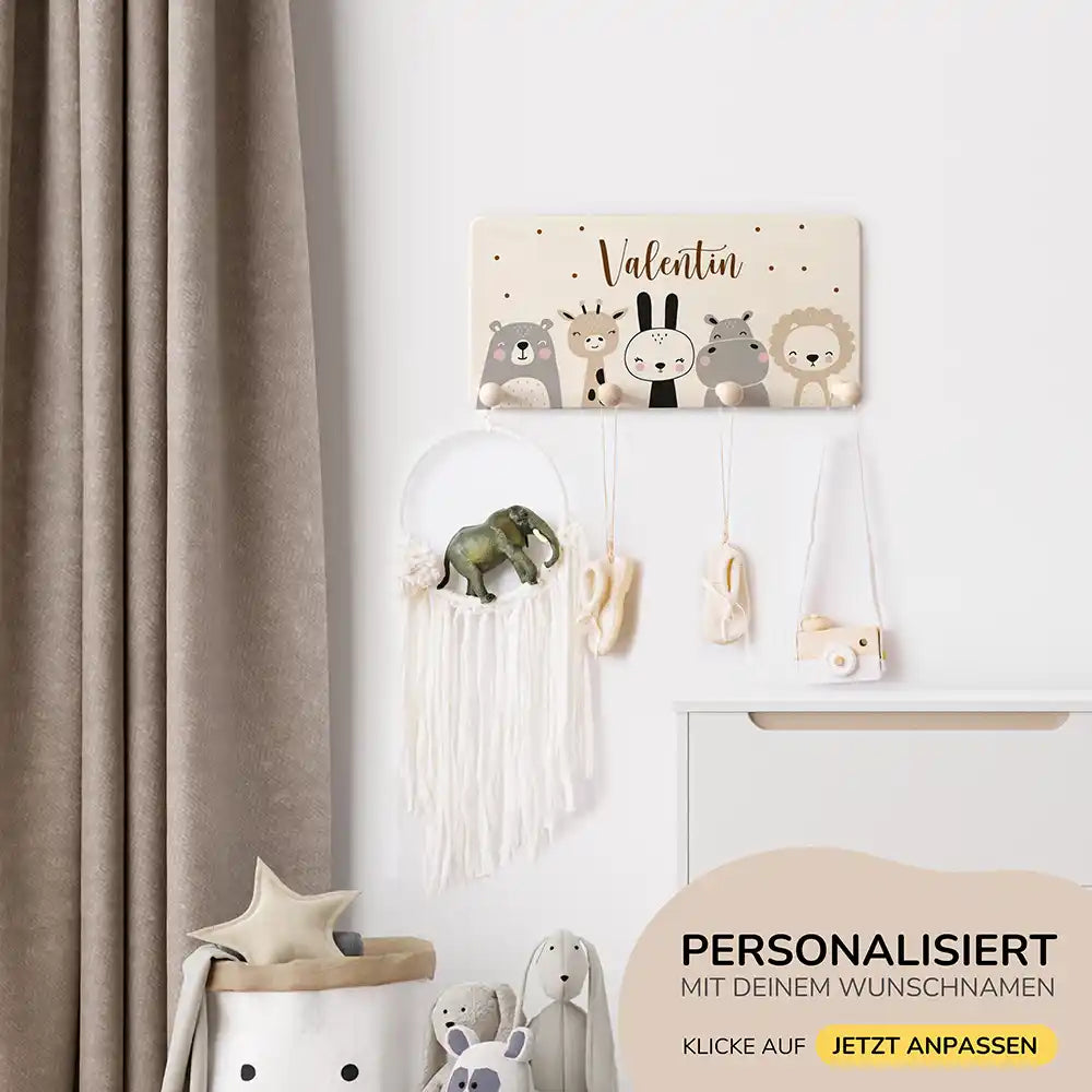 handgefertigte garderobe aus holz personalisiert mit tierfamilie motiv
