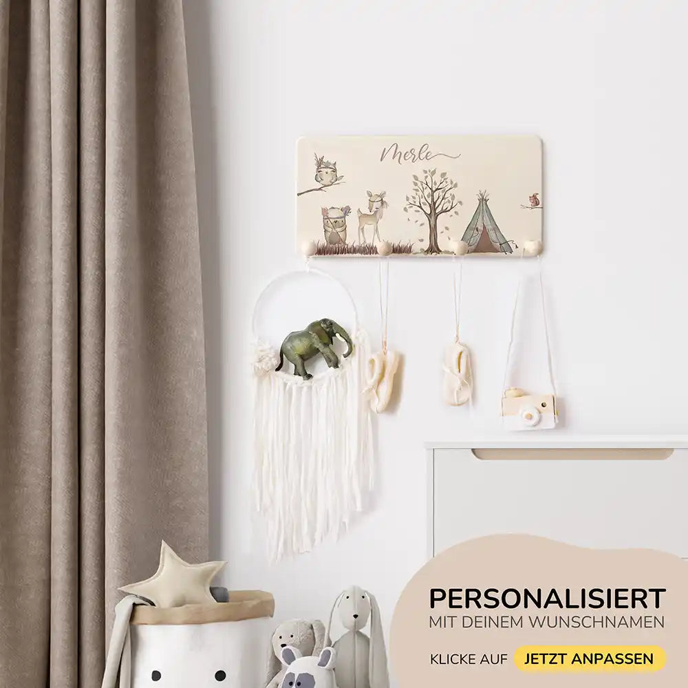 handgefertigte garderobe aus holz personalisiert mit woodland motiv