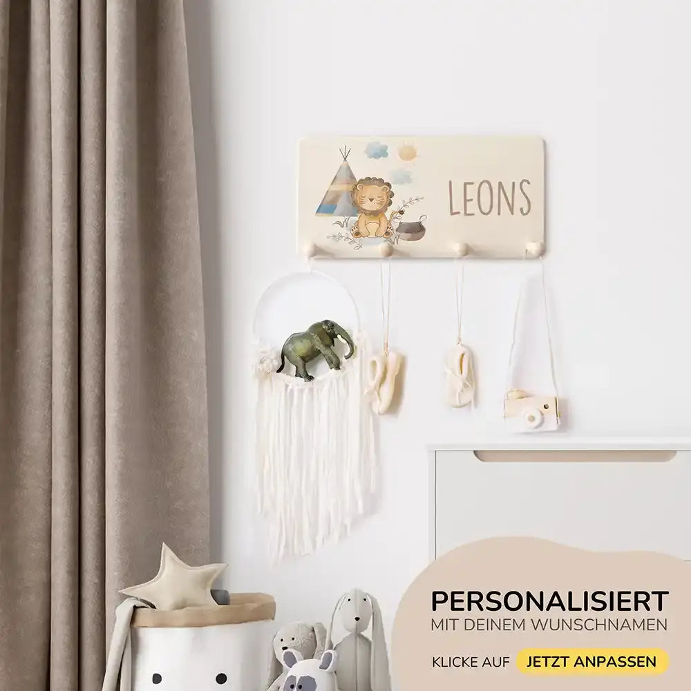 handgefertigte garderobe aus holz personalisiert mit tipi löwe motiv