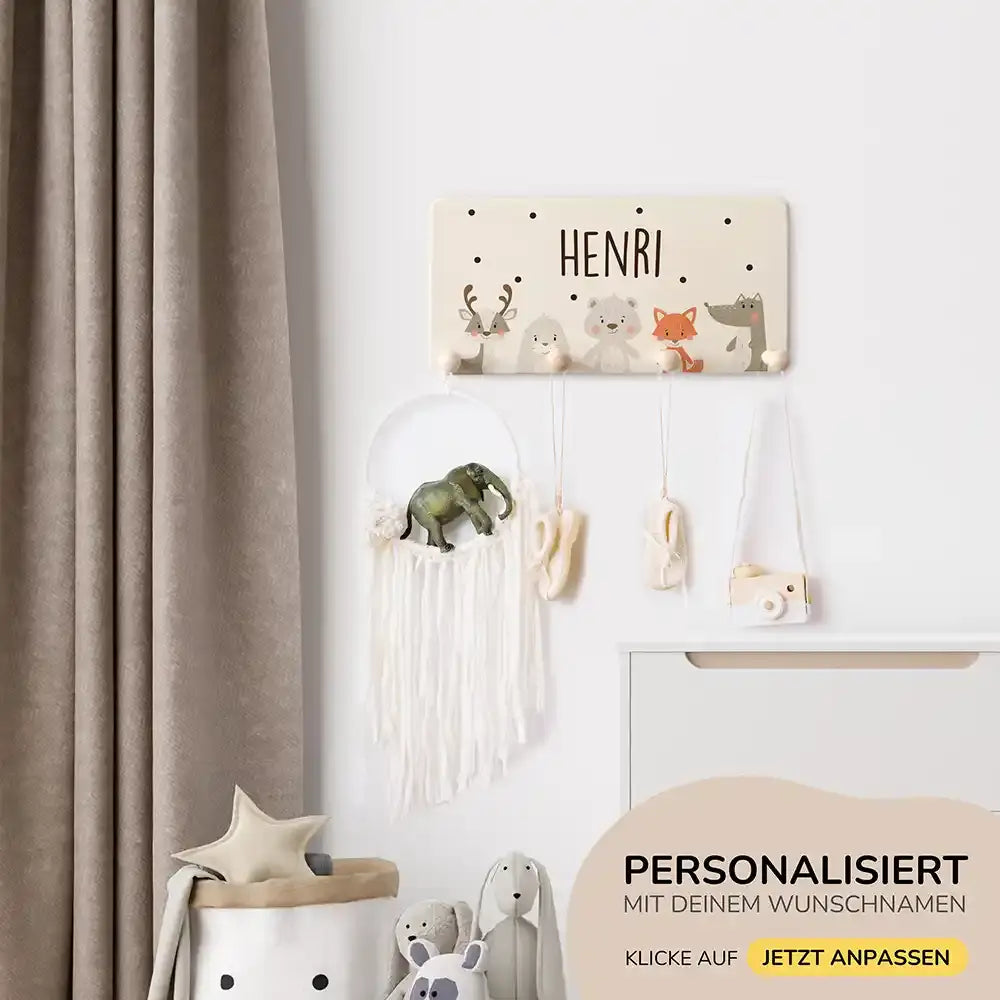 handgefertigte garderobe aus holz personalisiert mit winter animals motiv