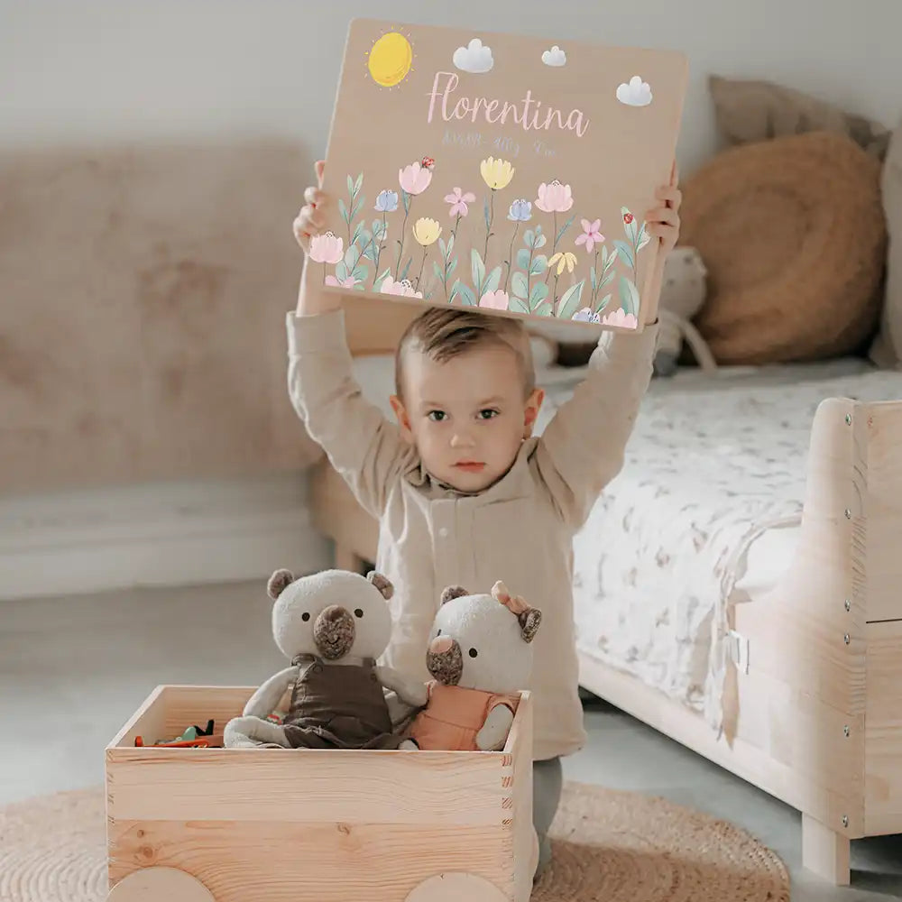 Spielzeugkiste mit Rädern personalisiert - Blumenwiese