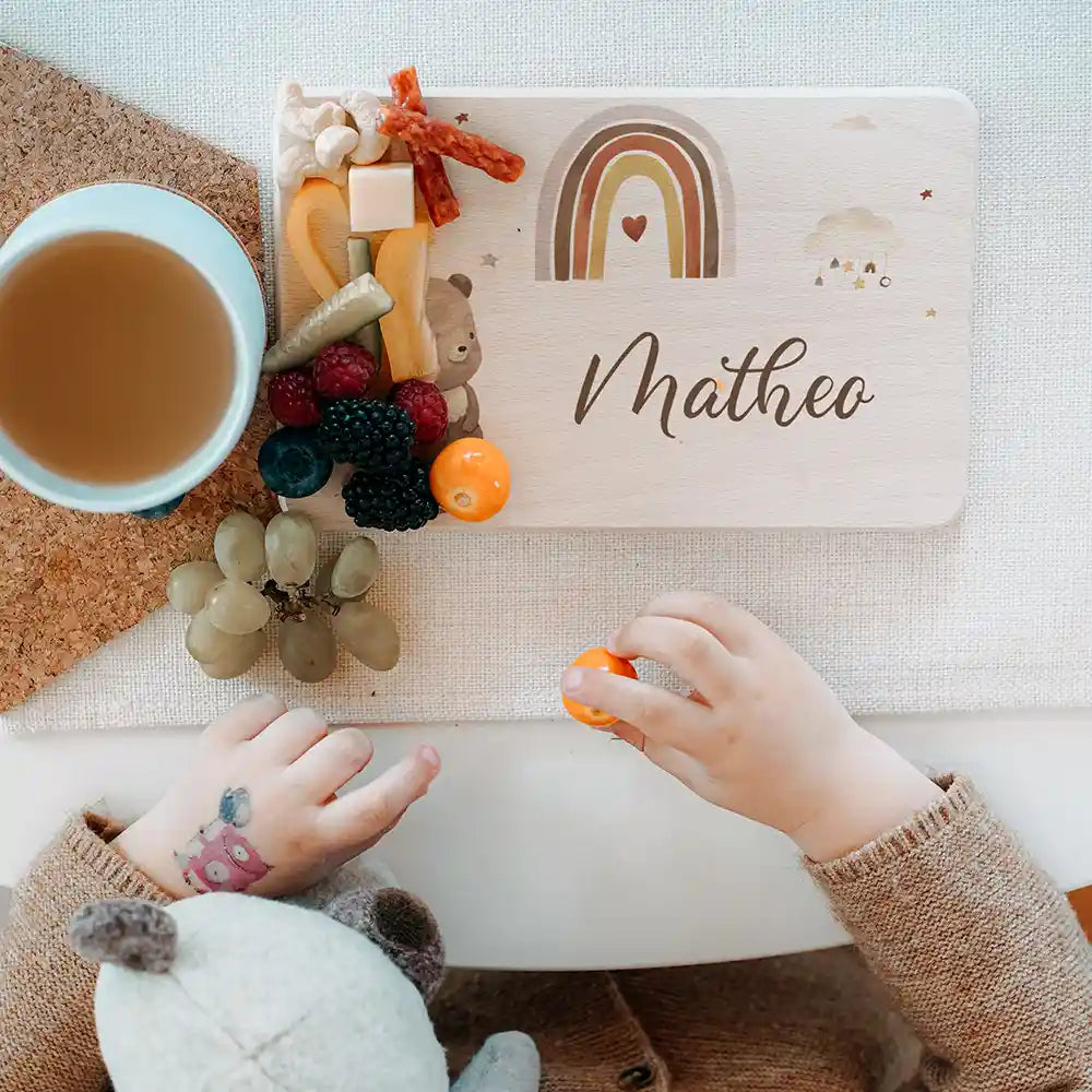Frühstücksbrettchen Holz personalisiert - Boho Bär Regenbogen