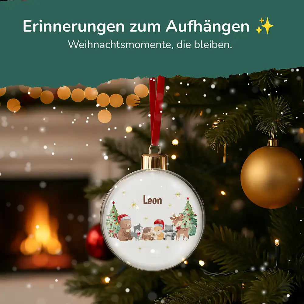 Weihnachtskugel personalisiert mit Namen - Niedliche Waldtiere mit Weihnachtsbaum