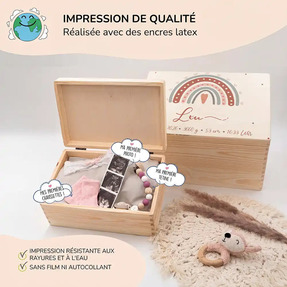 Boîte à souvenirs bébé personnalisée Arc-en-ciel boho – boîte ouverte avec les premiers souvenirs de bébé