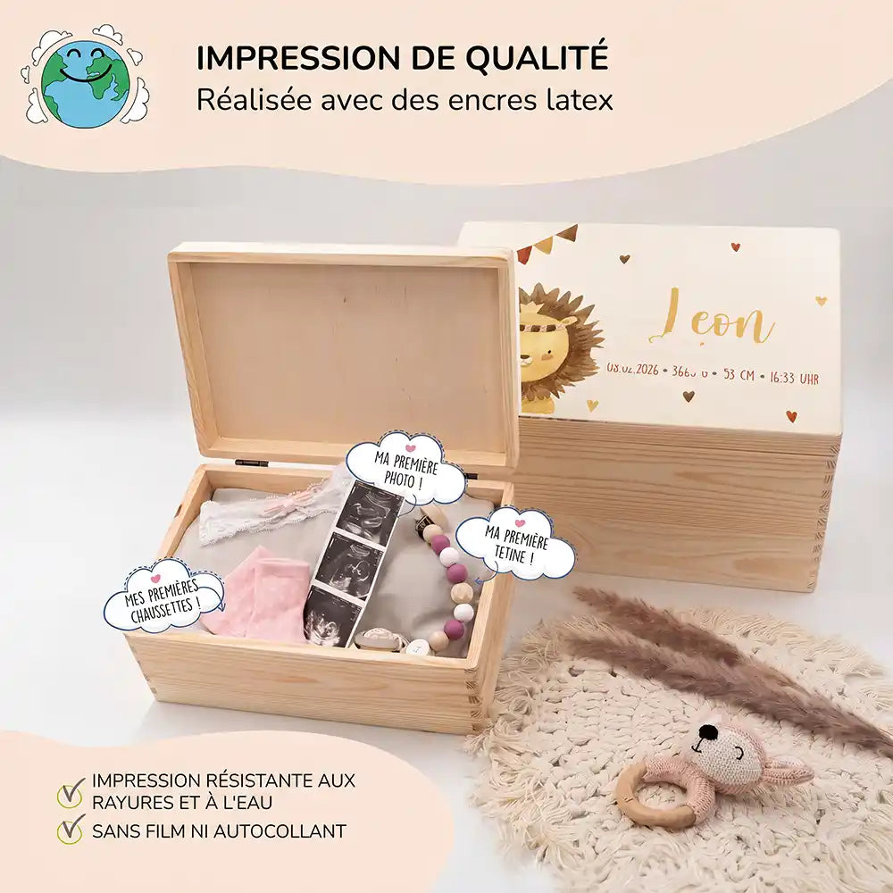 Boîte à souvenirs bébé personnalisée Petit lion – boîte ouverte avec les premiers souvenirs de bébé