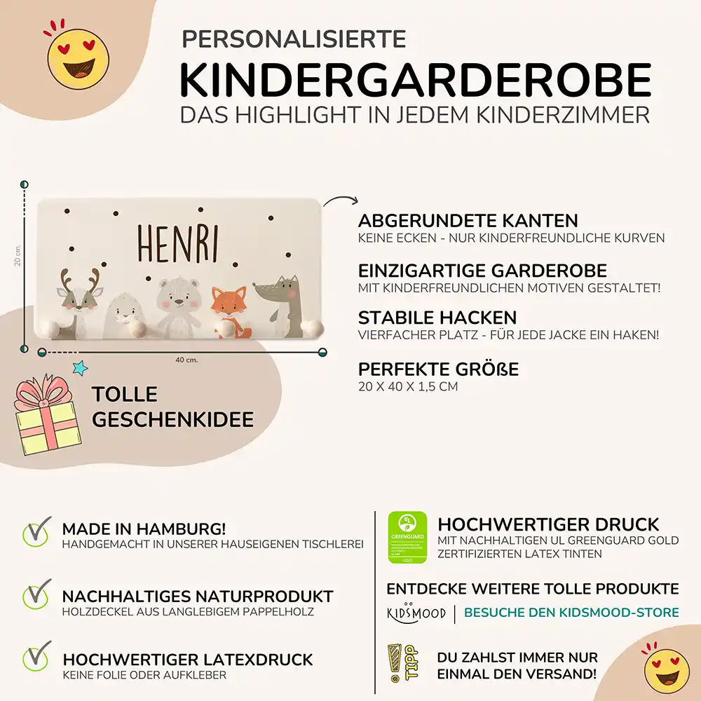detailansicht der gravierten winter animals motive auf der holzgarderobe