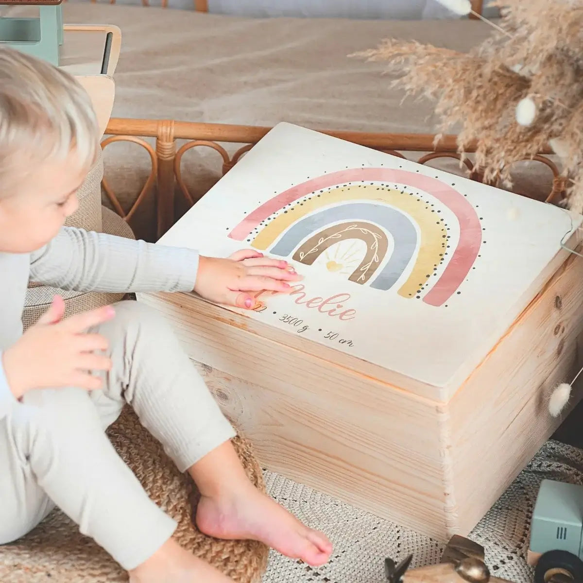 Personalisierte Erinnerungsbox aus Holz mit Regenbogen-Motiv und Namen Amelie, Kind berührt Geburtsgeschenk, Holzkiste mit Geburtsdaten