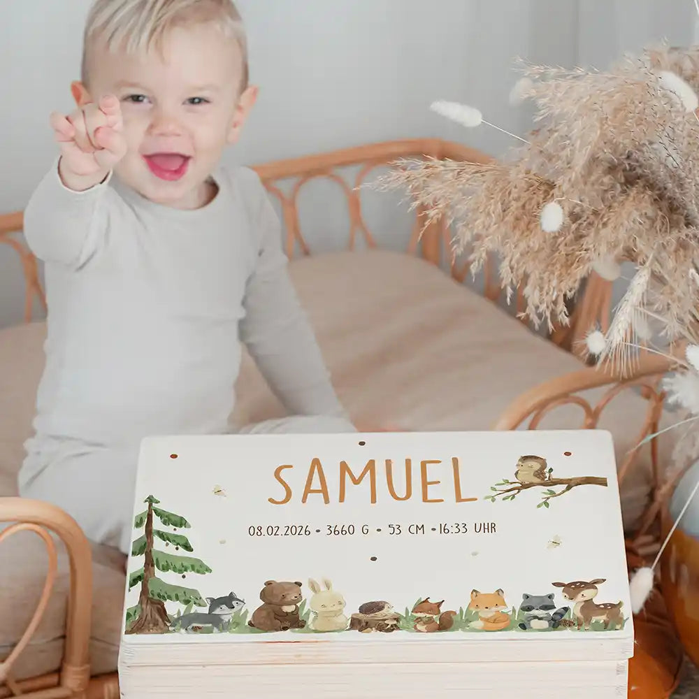 Boîte à souvenirs bébé personnalisée Animaux de la forêt – enfant souriant à côté du coffret personnalisé