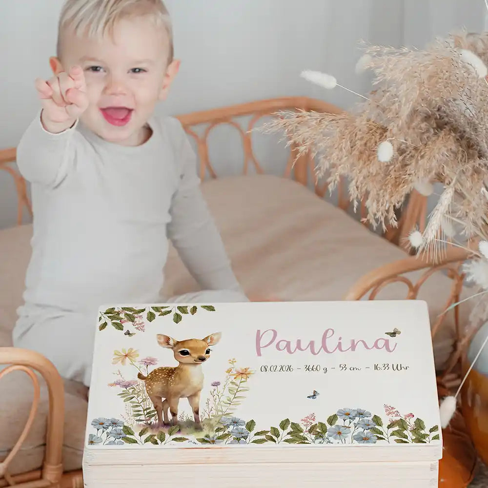Boîte à souvenirs bébé personnalisée Faon fleurs des champs – enfant souriant à côté du coffret personnalisé