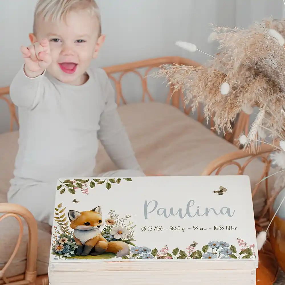 Boîte à souvenirs bébé personnalisée Bébé renard – enfant souriant à côté du coffret personnalisé