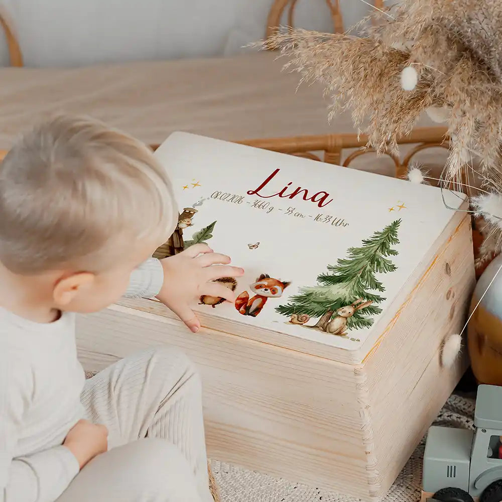 Boîte à souvenirs bébé personnalisée Cabane de la forêt – coffret en bois dans la chambre d'enfant