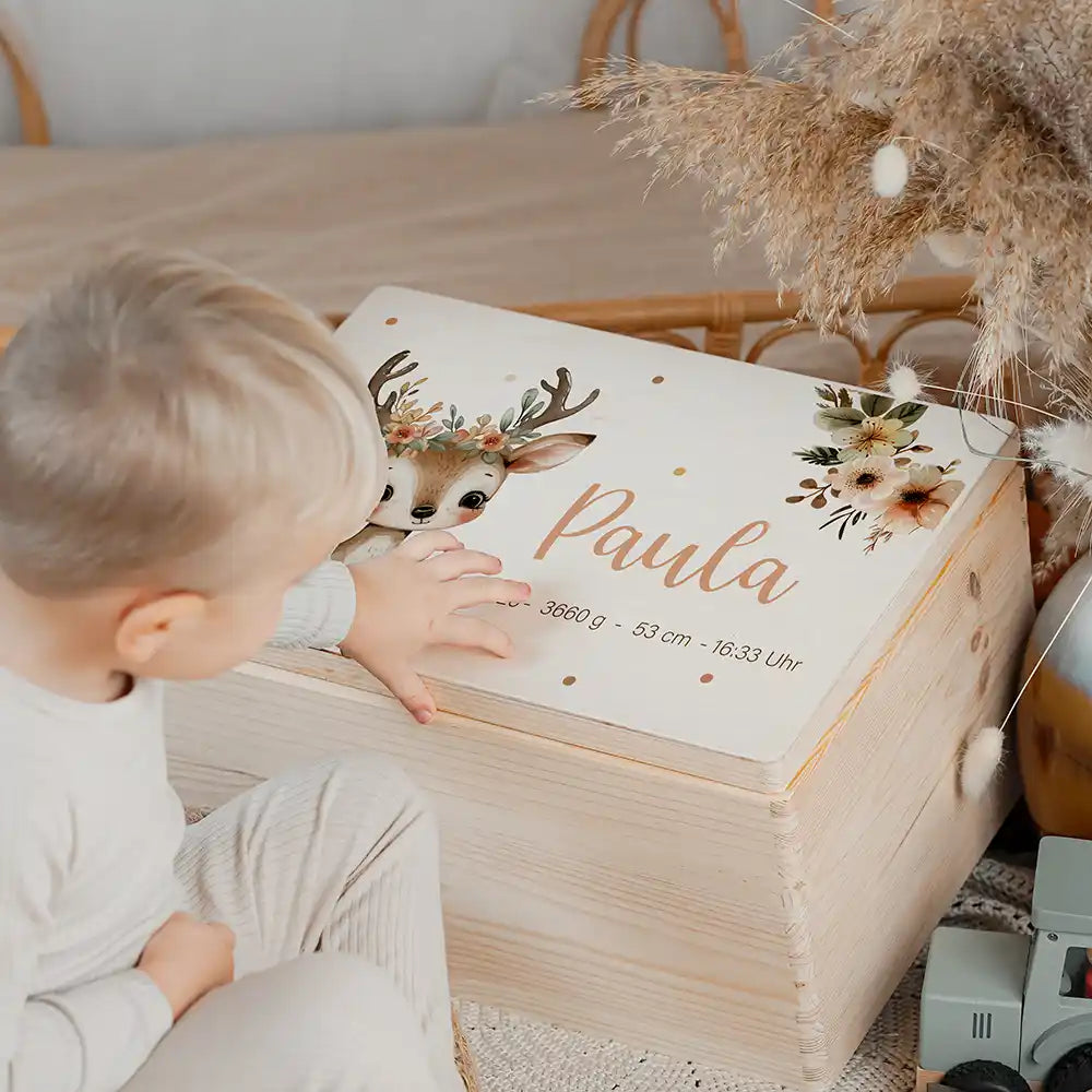 Boîte à souvenirs bébé personnalisée Faon couronne de fleurs – coffret en bois dans la chambre d'enfant