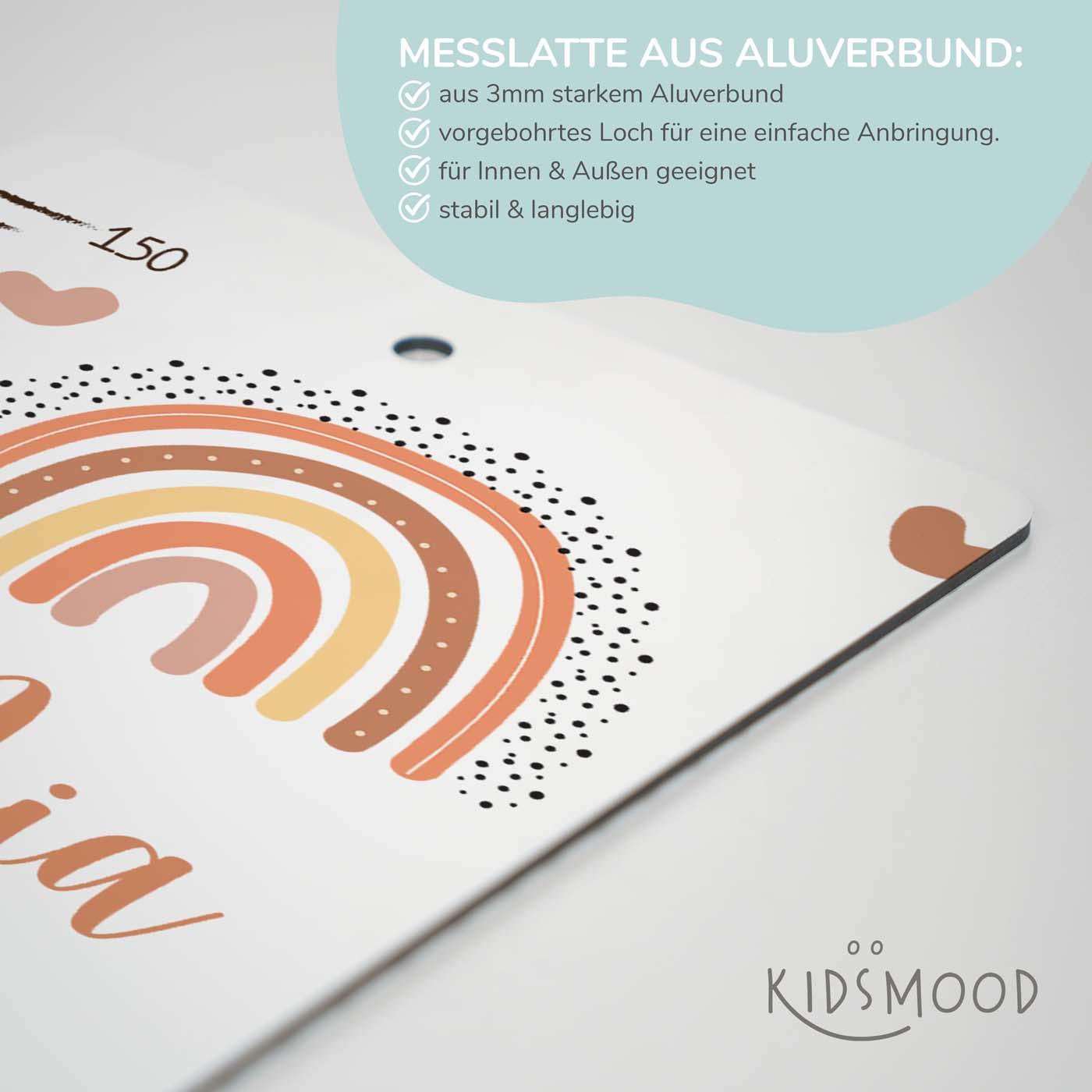 nahaufnahme der messlatte mit regenbogen und wolken motiv