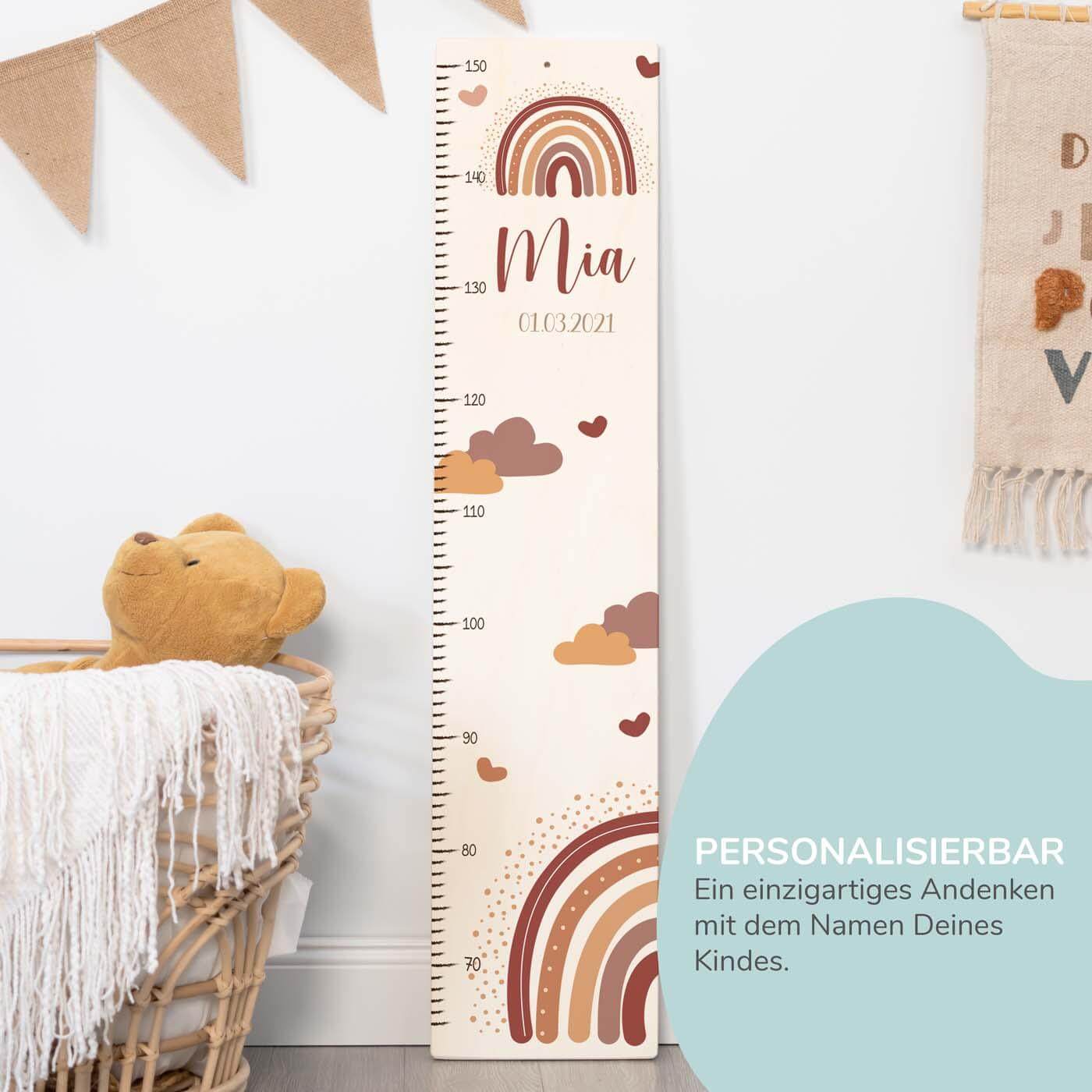 handgefertigte messlatte aus holz mit regenbogen und wolken in orange motiv