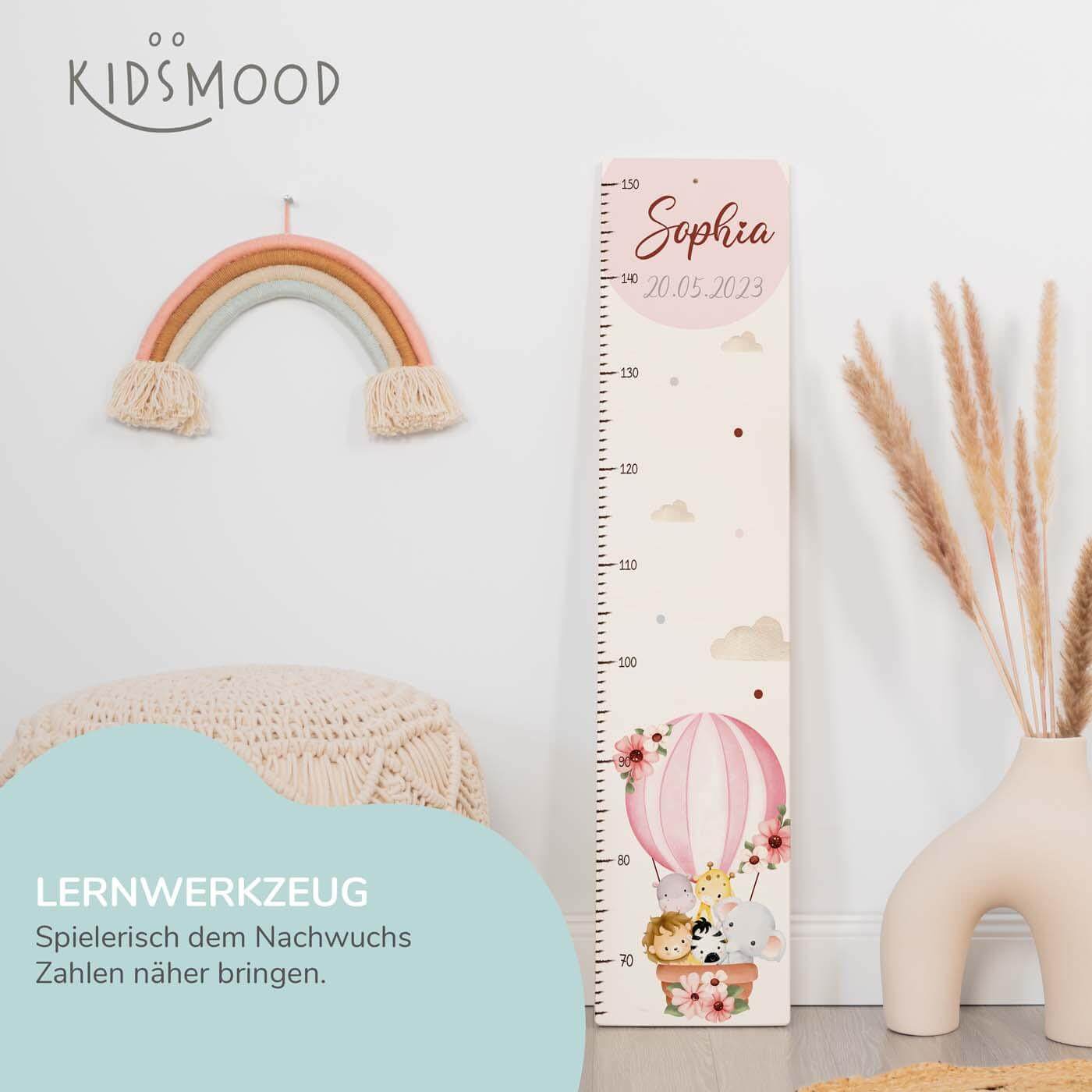 handgefertigte messlatte aus holz mit tierfreunde und ballon motiv