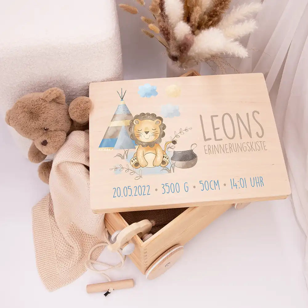 Spielzeugkiste mit Rädern personalisiert - Löwe mit Tipi