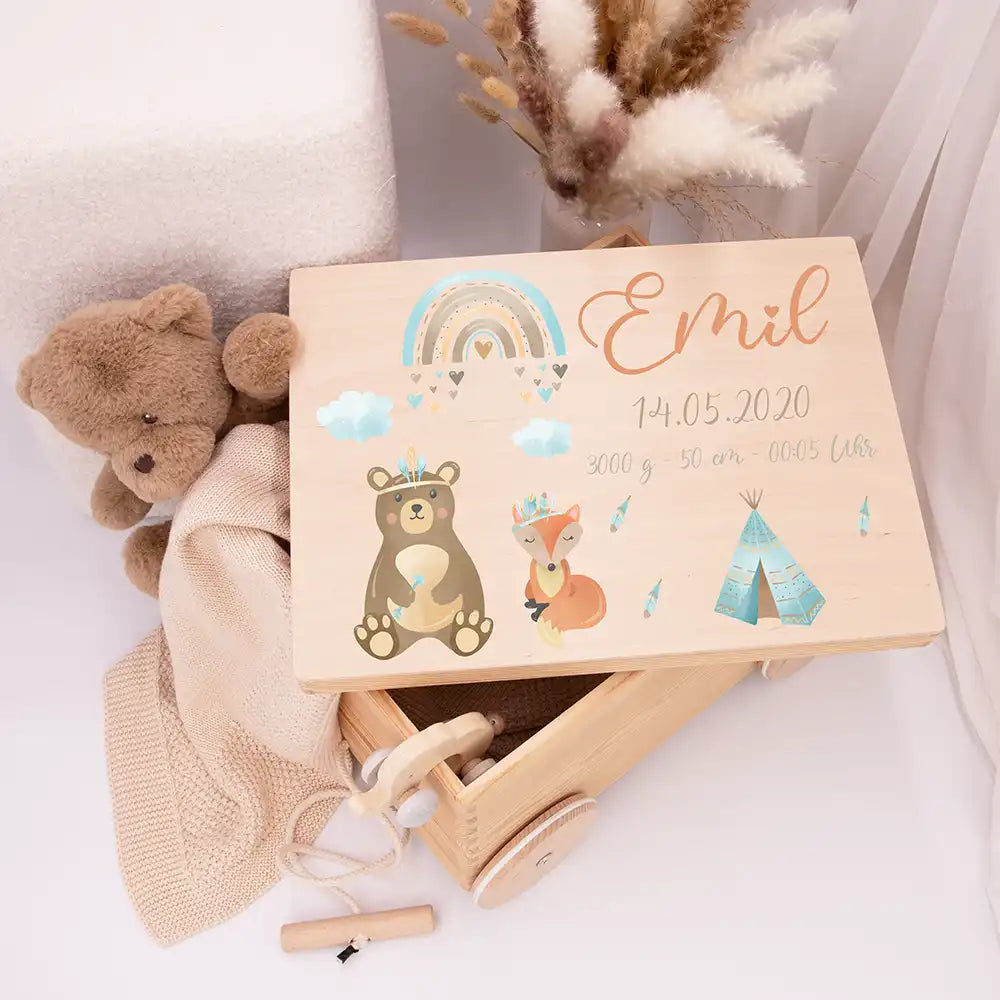 Spielzeugkiste mit Rädern personalisiert - Bär und Regenbogen