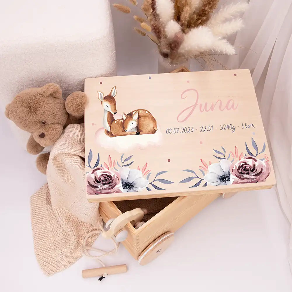 Spielzeugkiste mit Rädern personalisiert - Mama Reh
