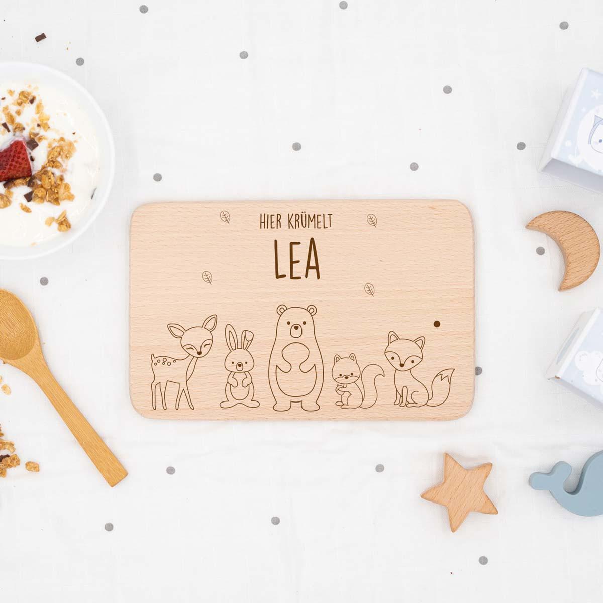 engraved breakfast board with tierfamilie and custom name