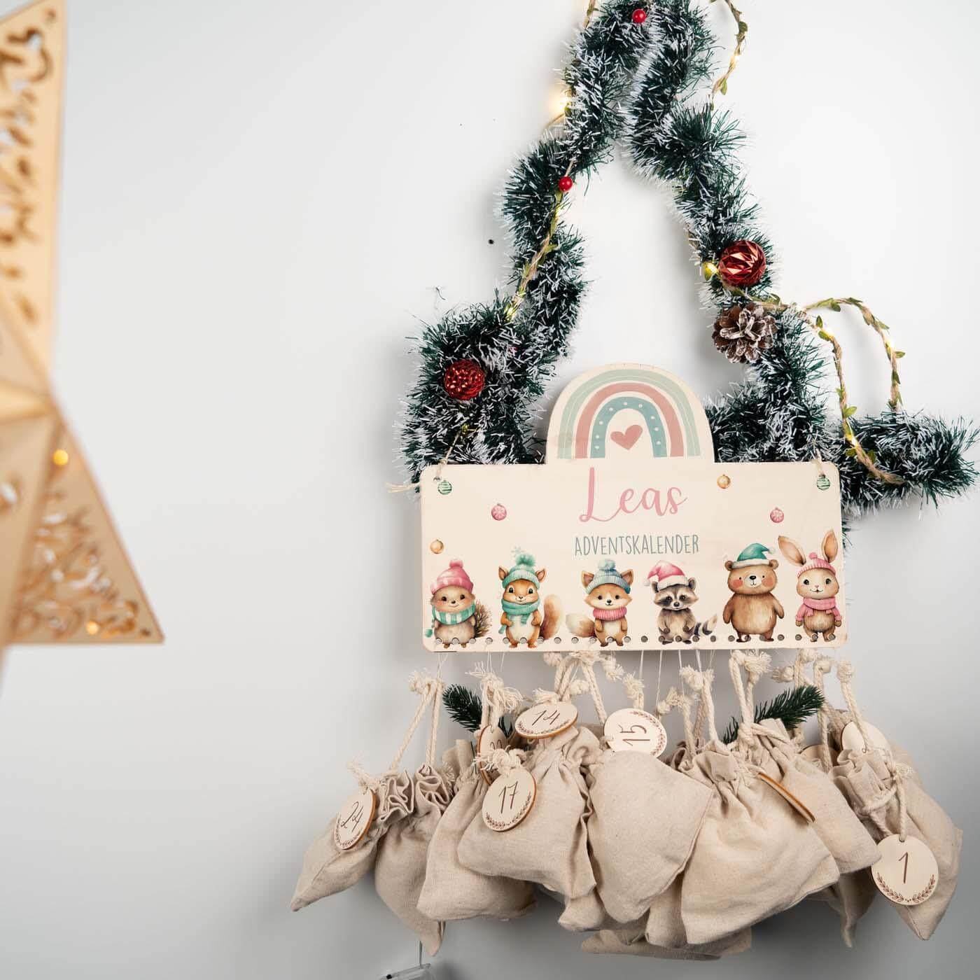 handgefertigter adventskalender mit winter-tierfamilie gravur