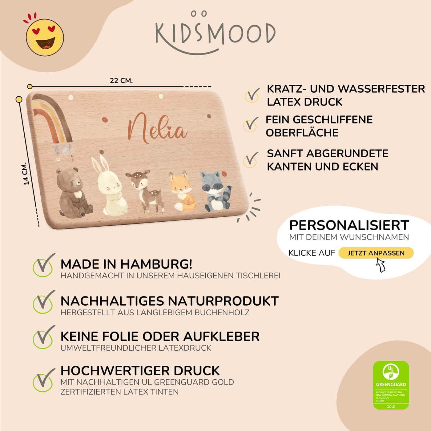 detailansicht der gravur auf dem frühstücksbrettchen mit boho tierfamilie und regenbogen