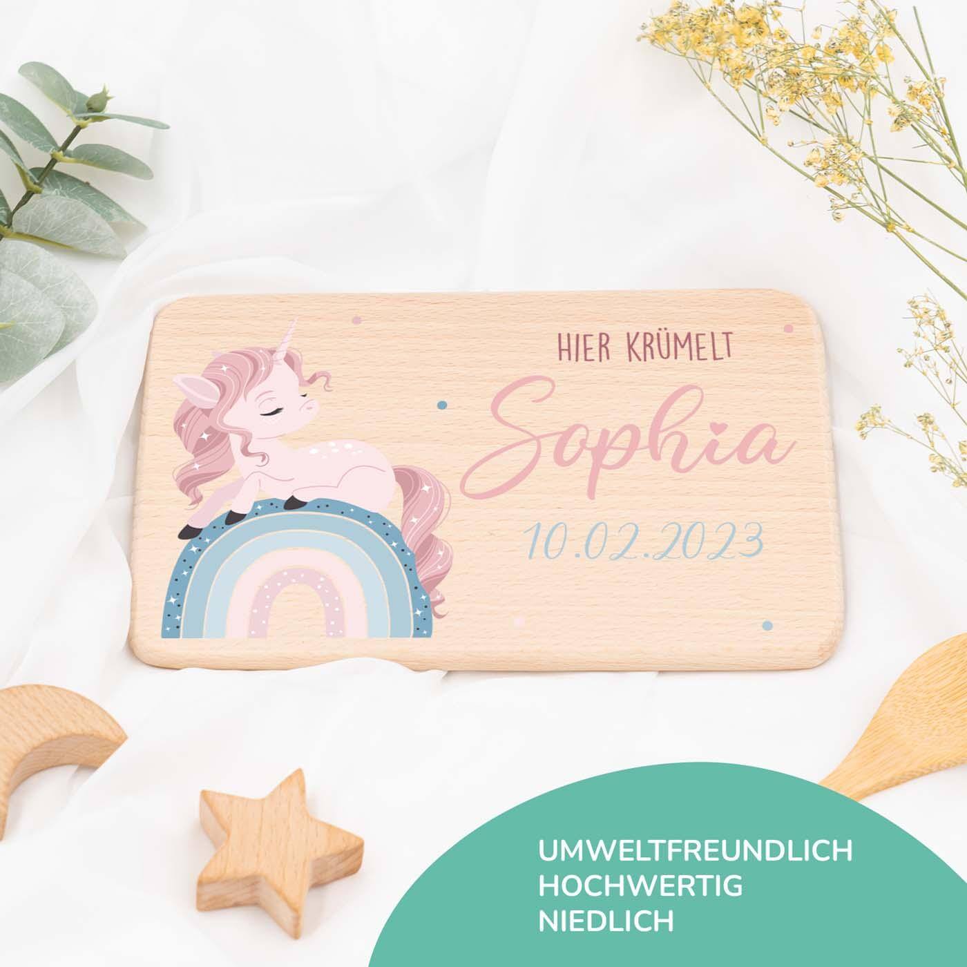 nahaufnahme des frühstücksbrettchens mit einhorn-regenbogen motiv
