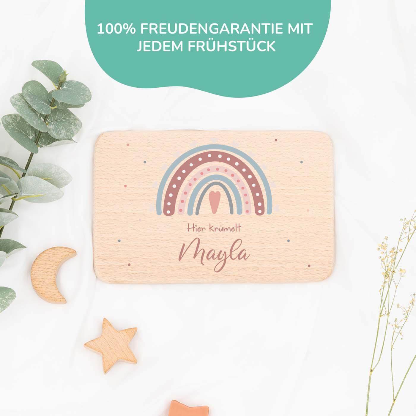 nahaufnahme des frühstücksbrettchens mit regenbogen motiv