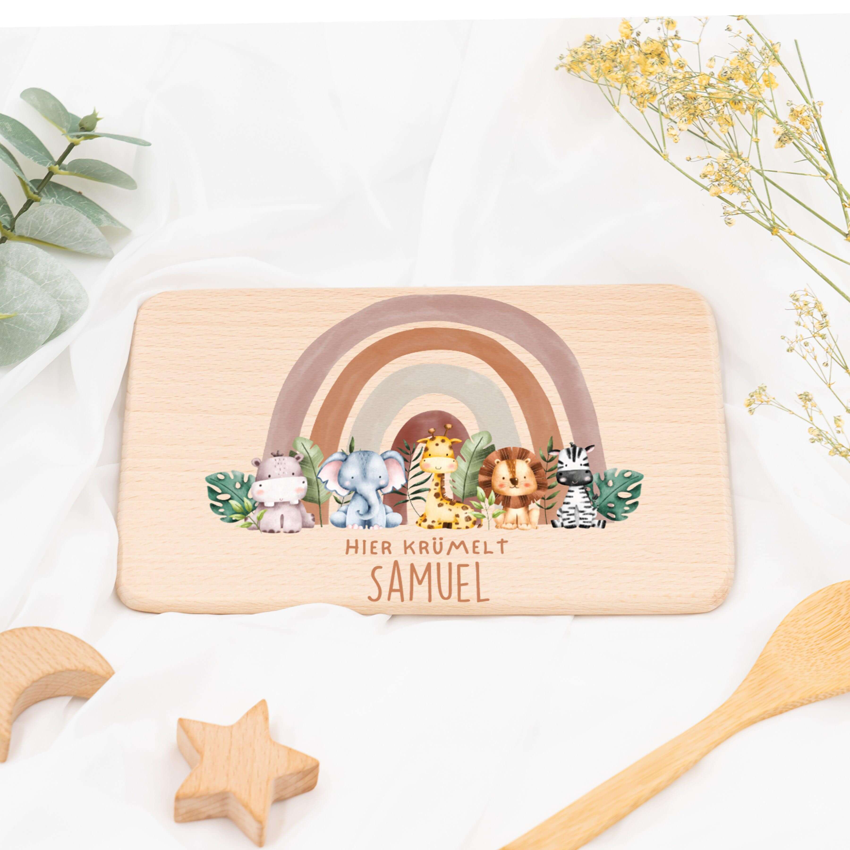 personalisiertes frühstücksbrettchen mit tierfamilie-regenbogen design