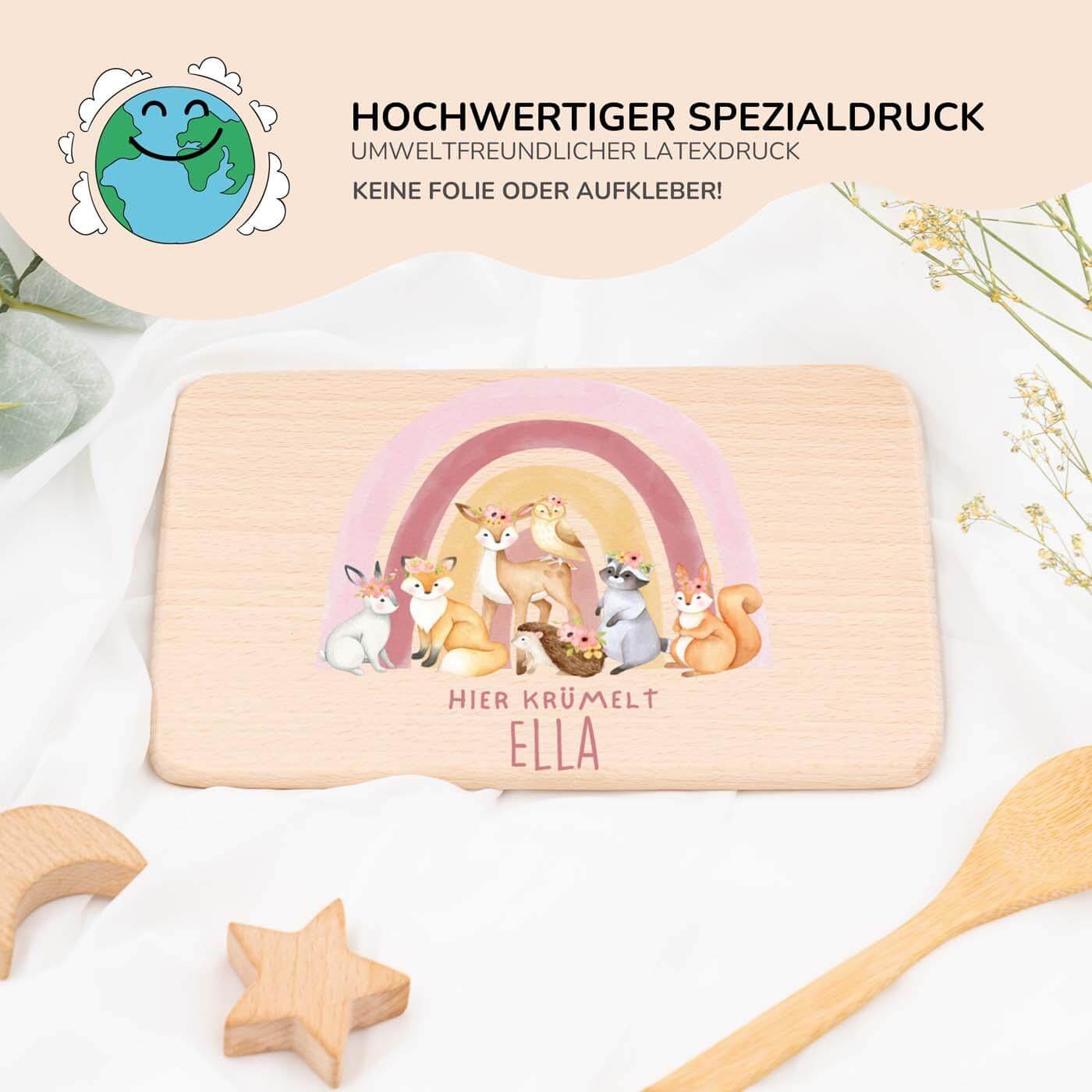 frühstücksbrettchen mit regenbogen-waldtiere motiv und individuellem namen