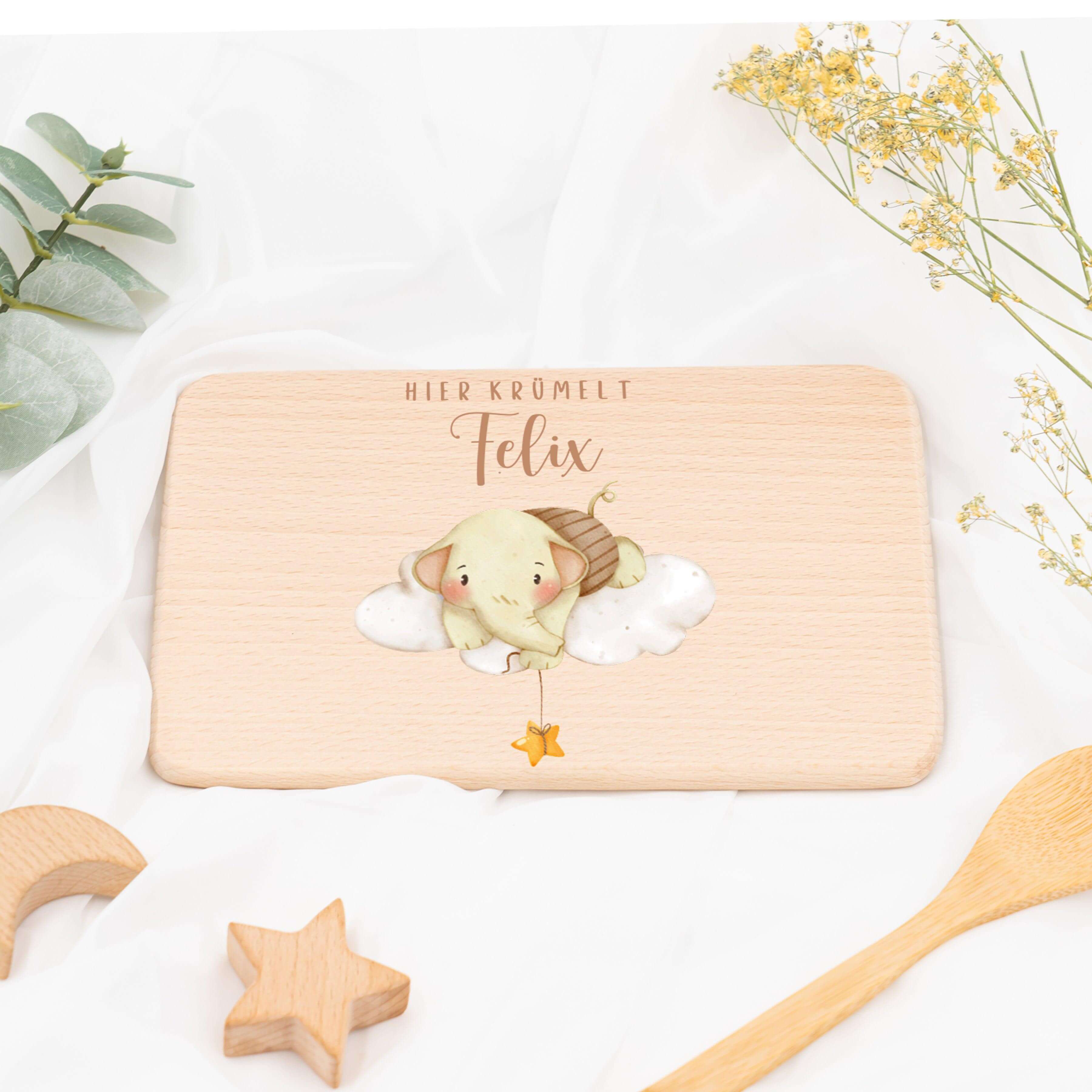 personalisiertes frühstücksbrettchen mit elefant auf wolken design