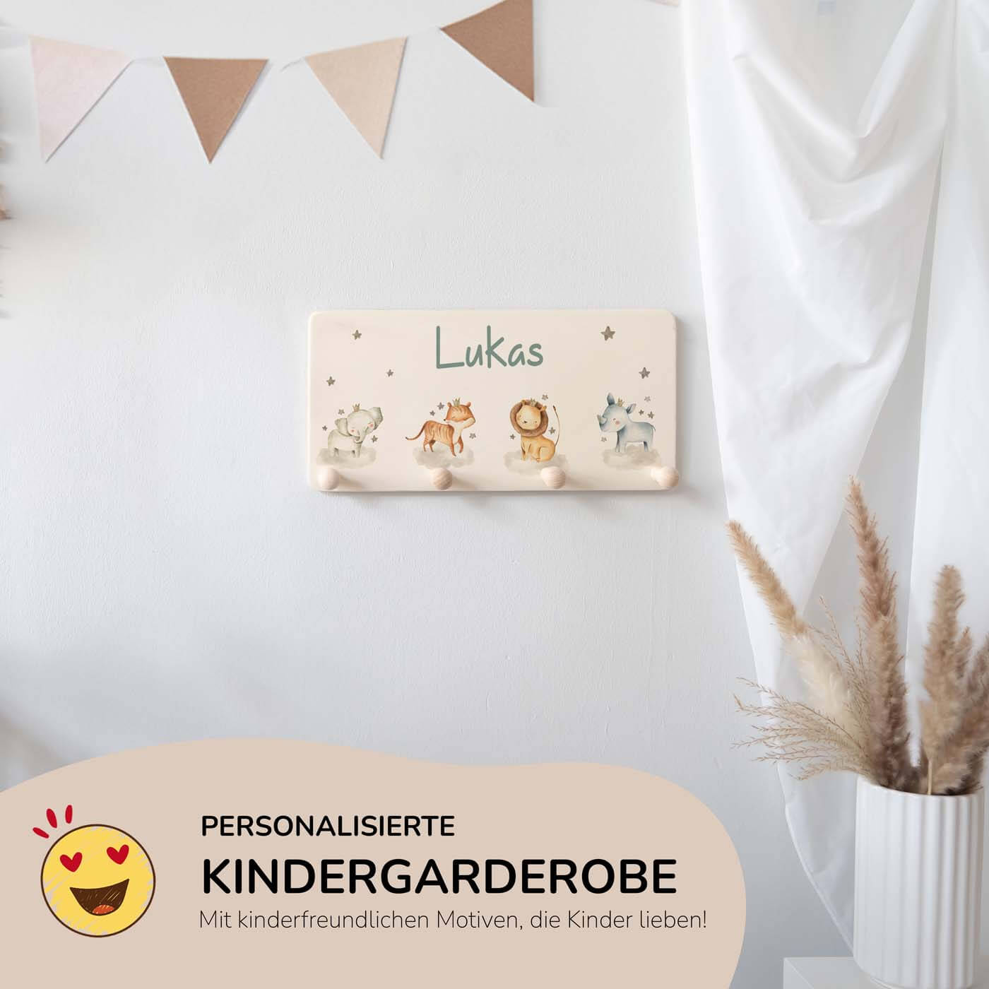 nahaufnahme der personalisierten holzgarderobe mit safari design