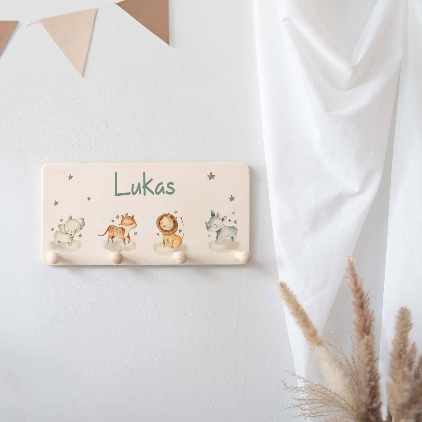 safari motive auf personalisierter holzgarderobe
