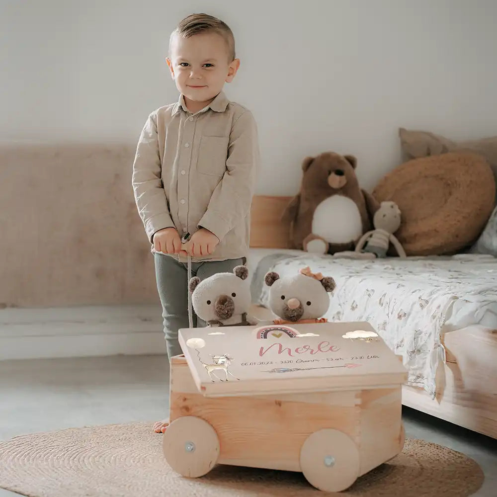 Spielzeugkiste mit Rädern personalisiert - Bezaubernder Regenbogen