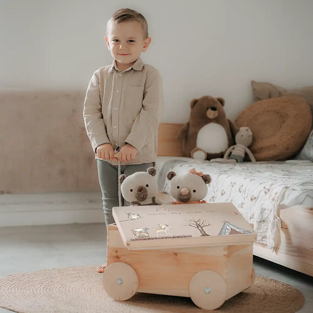 Spielzeugkiste mit Rädern personalisiert - Tipi