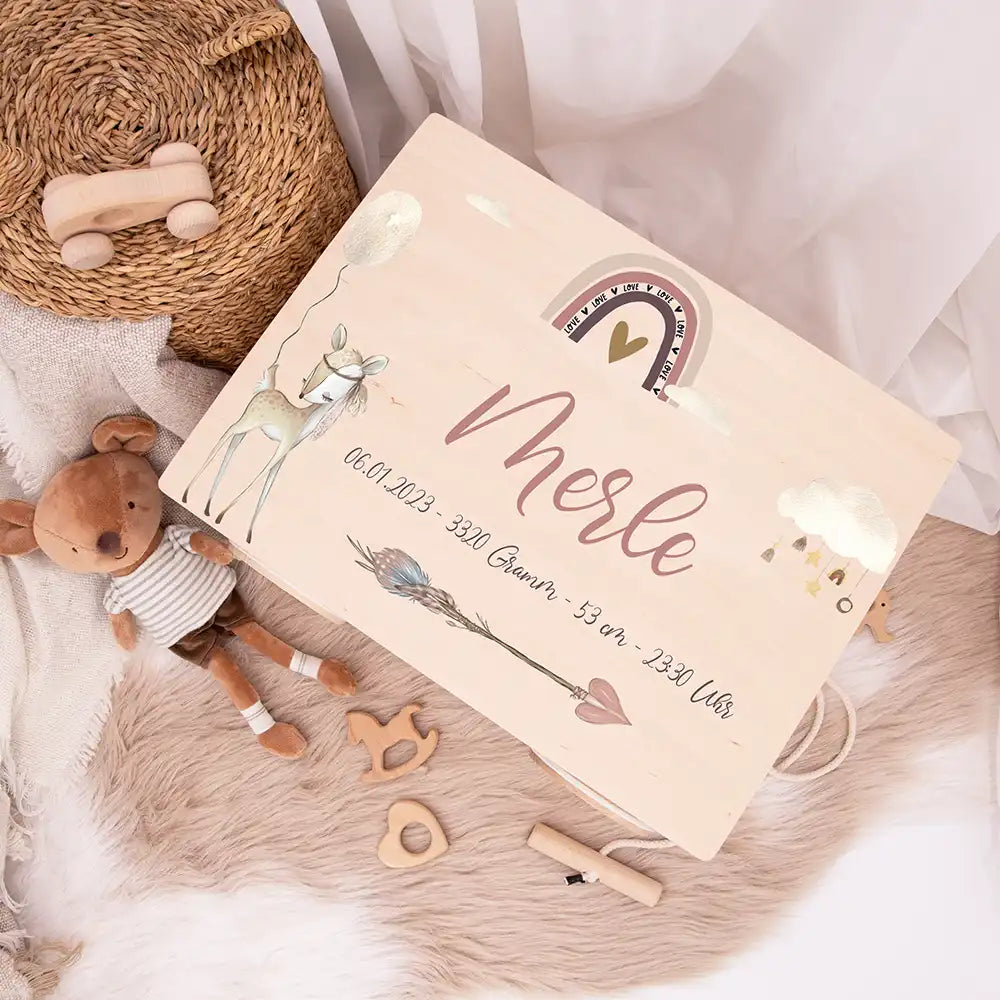 Spielzeugkiste mit Rädern personalisiert - Bezaubernder Regenbogen