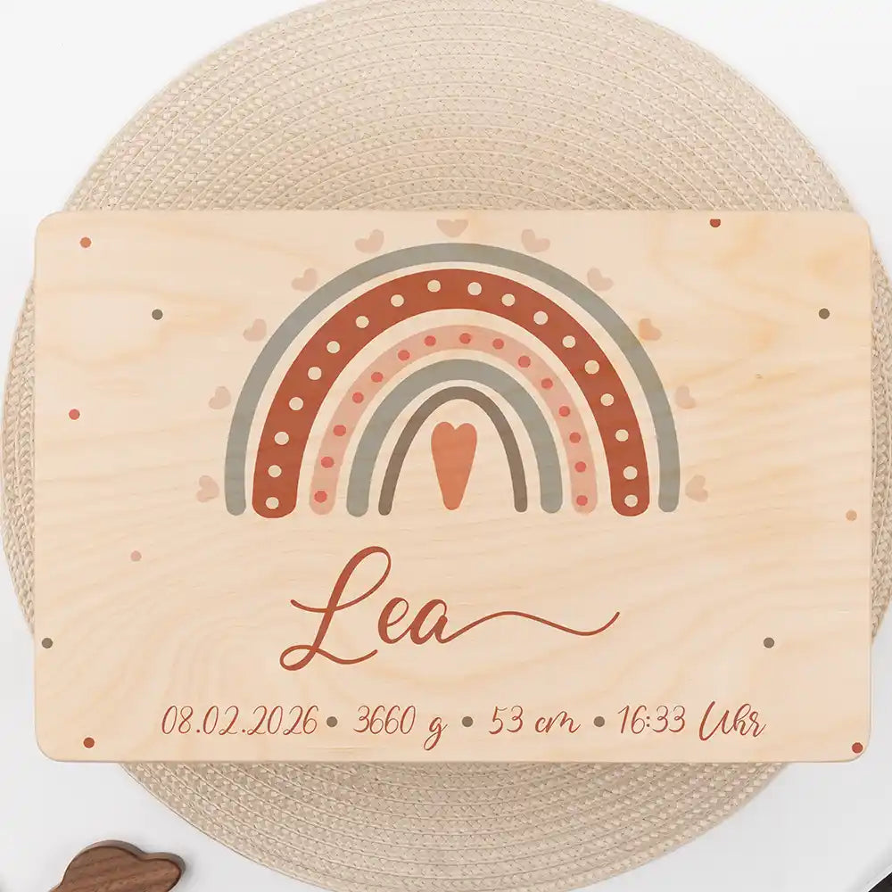 Boîte à souvenirs bébé personnalisée Arc-en-ciel boho – gros plan du couvercle avec prénom et données de naissance