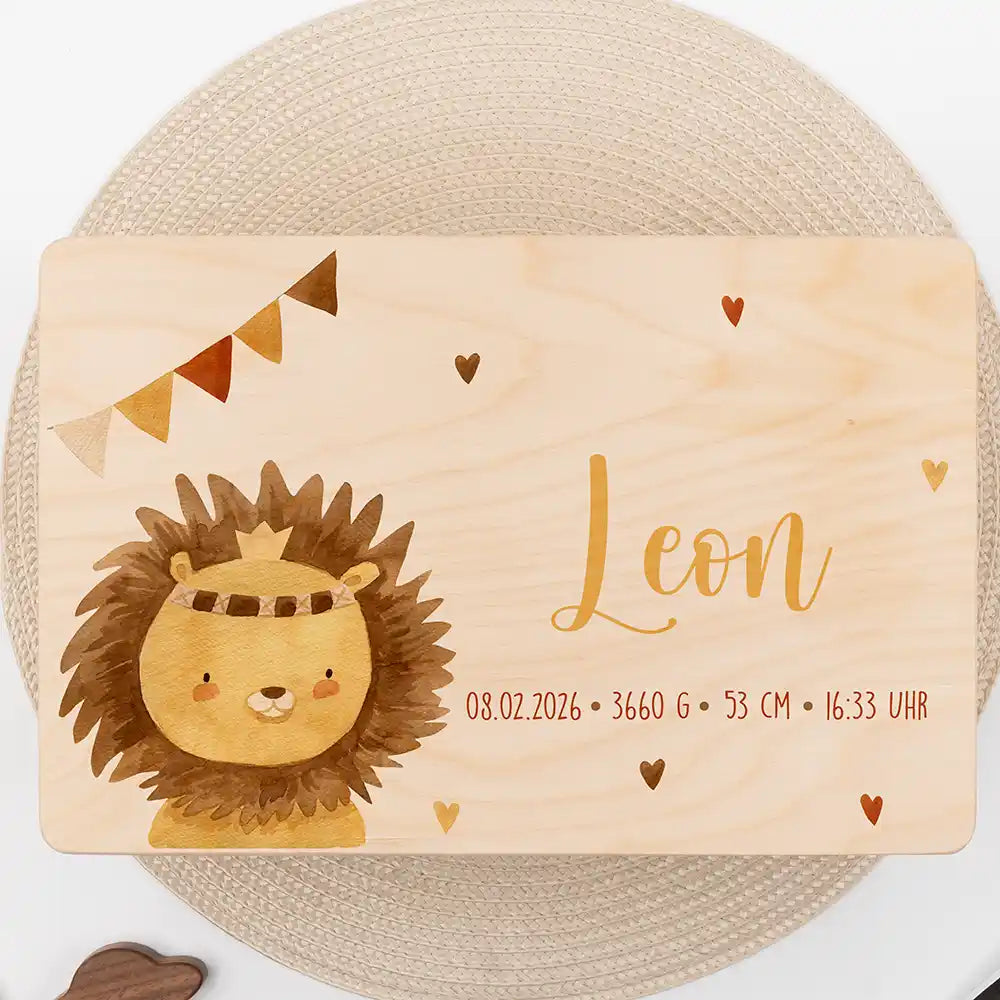 Boîte à souvenirs bébé personnalisée Petit lion – gros plan du couvercle avec prénom et données de naissance