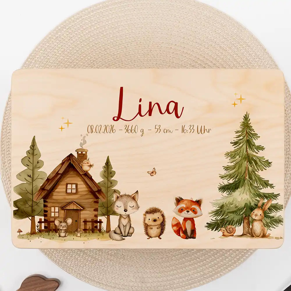 Boîte à souvenirs bébé personnalisée Cabane de la forêt – gros plan du couvercle avec prénom et données de naissance