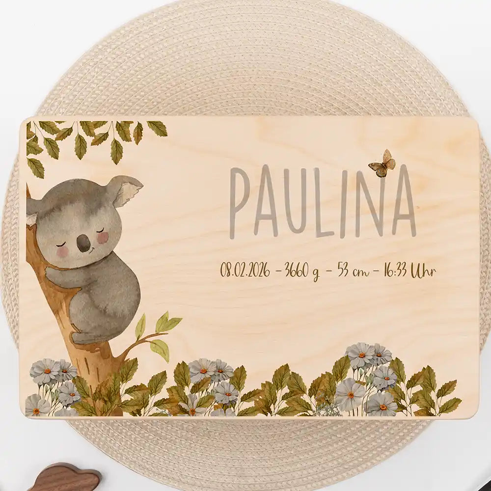 Boîte à souvenirs bébé personnalisée Koala – gros plan du couvercle avec prénom et données de naissance
