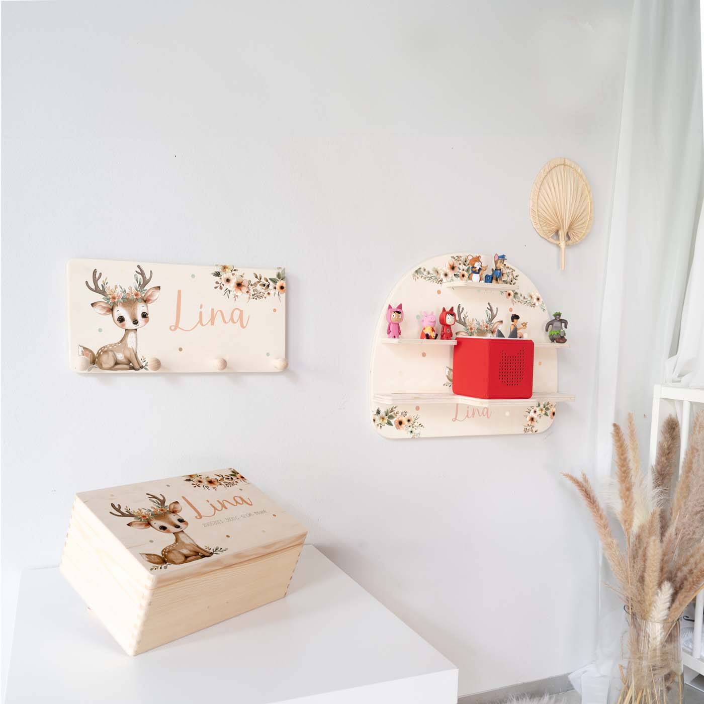 reh-bundle mit gravierter garderobe und tieren