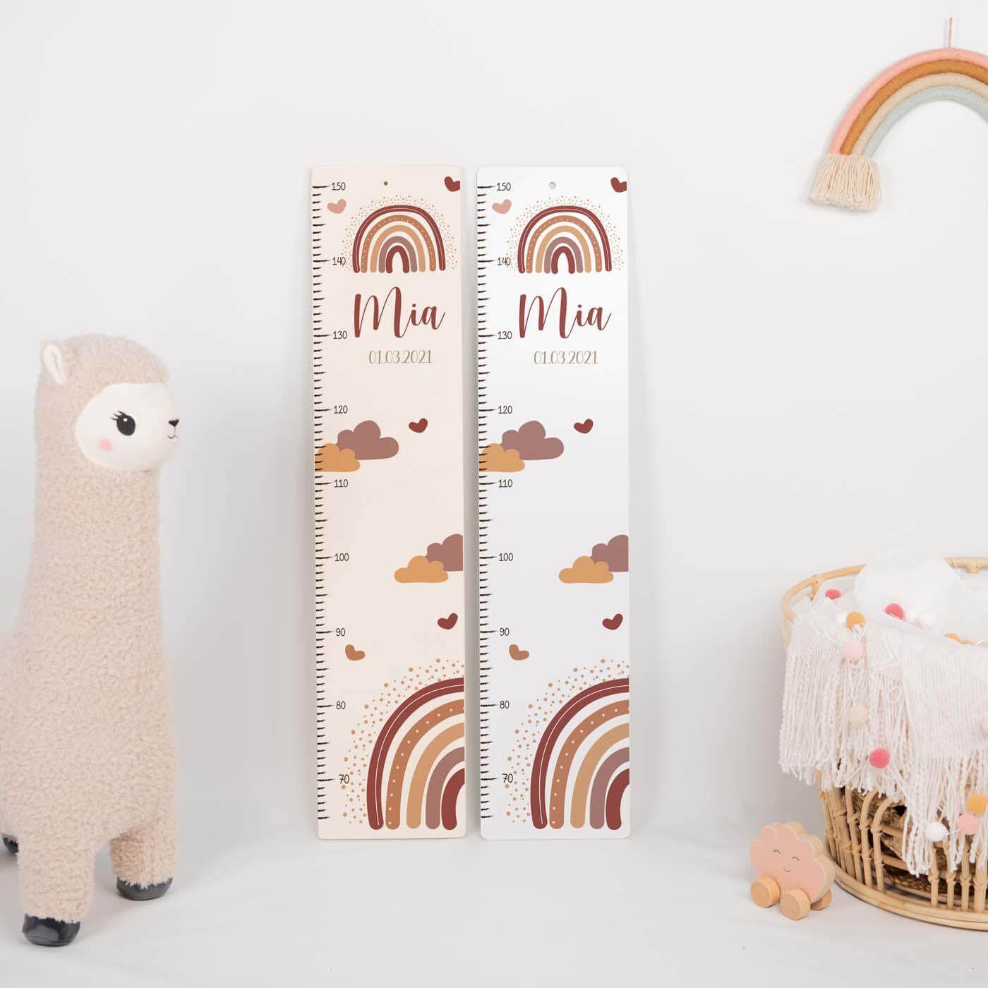 personalisierte messlatte mit regenbogen und wolken design in orange für kinderzimmer
