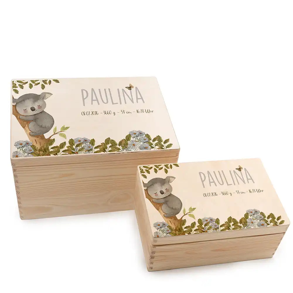Boîte à souvenirs bébé personnalisée Koala – deux tailles sur fond blanc
