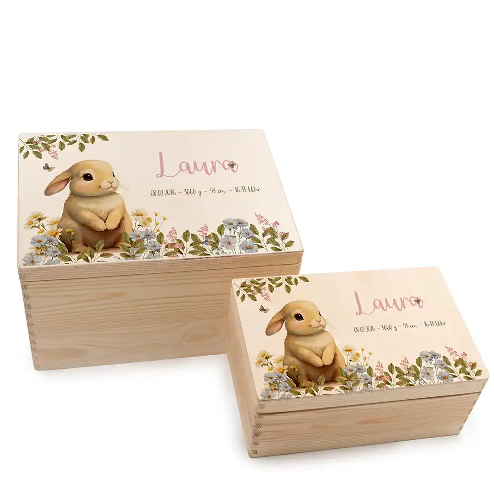 Boîte à souvenirs bébé personnalisée Petit lapin – deux tailles sur fond blanc