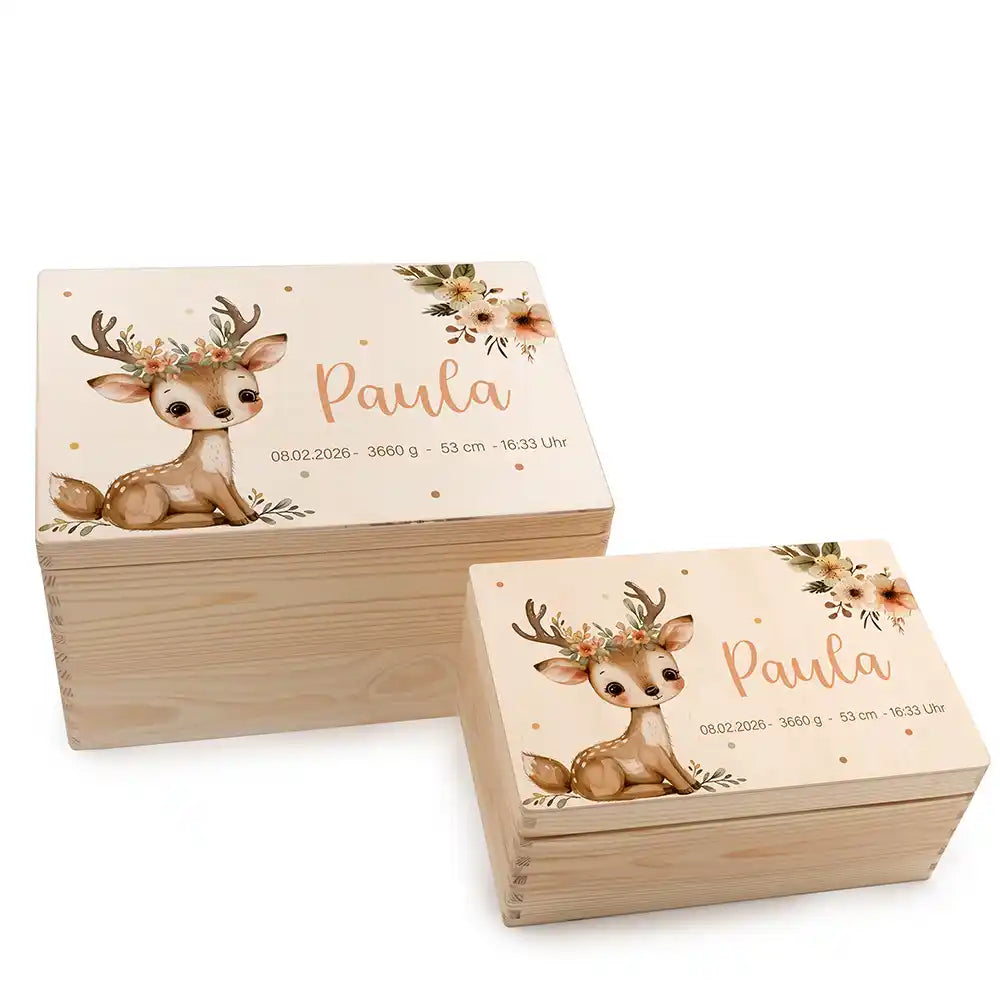 Boîte à souvenirs bébé personnalisée Faon couronne de fleurs – deux tailles sur fond blanc