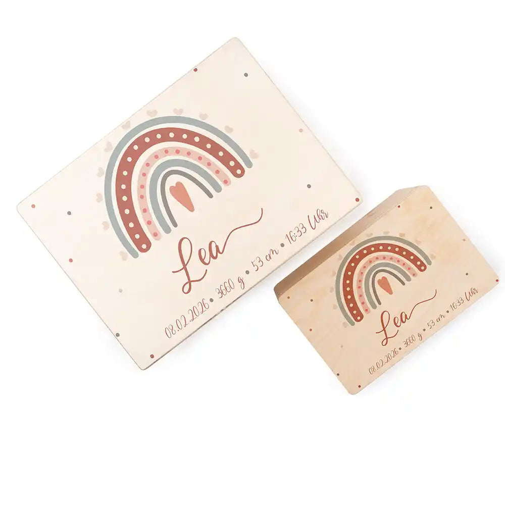 Boîte à souvenirs bébé personnalisée Arc-en-ciel boho – coffret fermé sur fond blanc