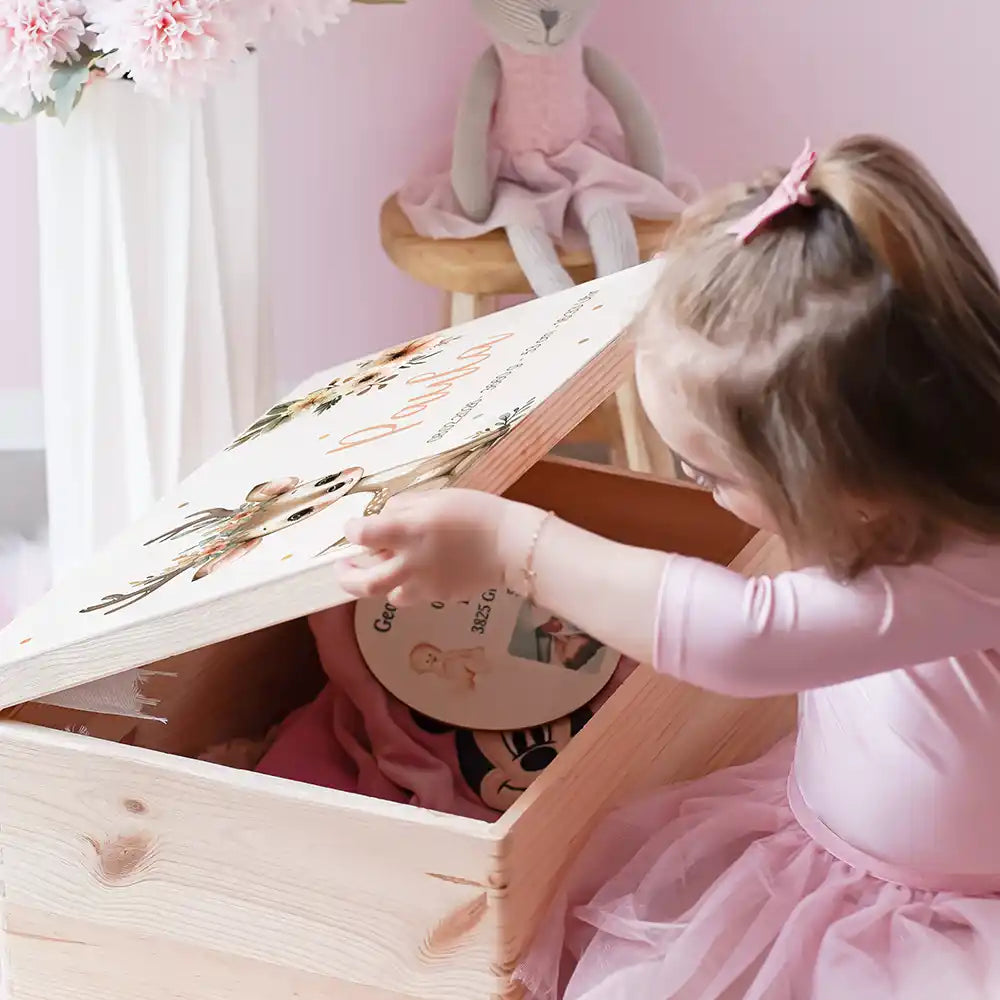 Boîte à souvenirs bébé personnalisée Faon couronne de fleurs – enfant ouvrant sa boîte remplie de souvenirs