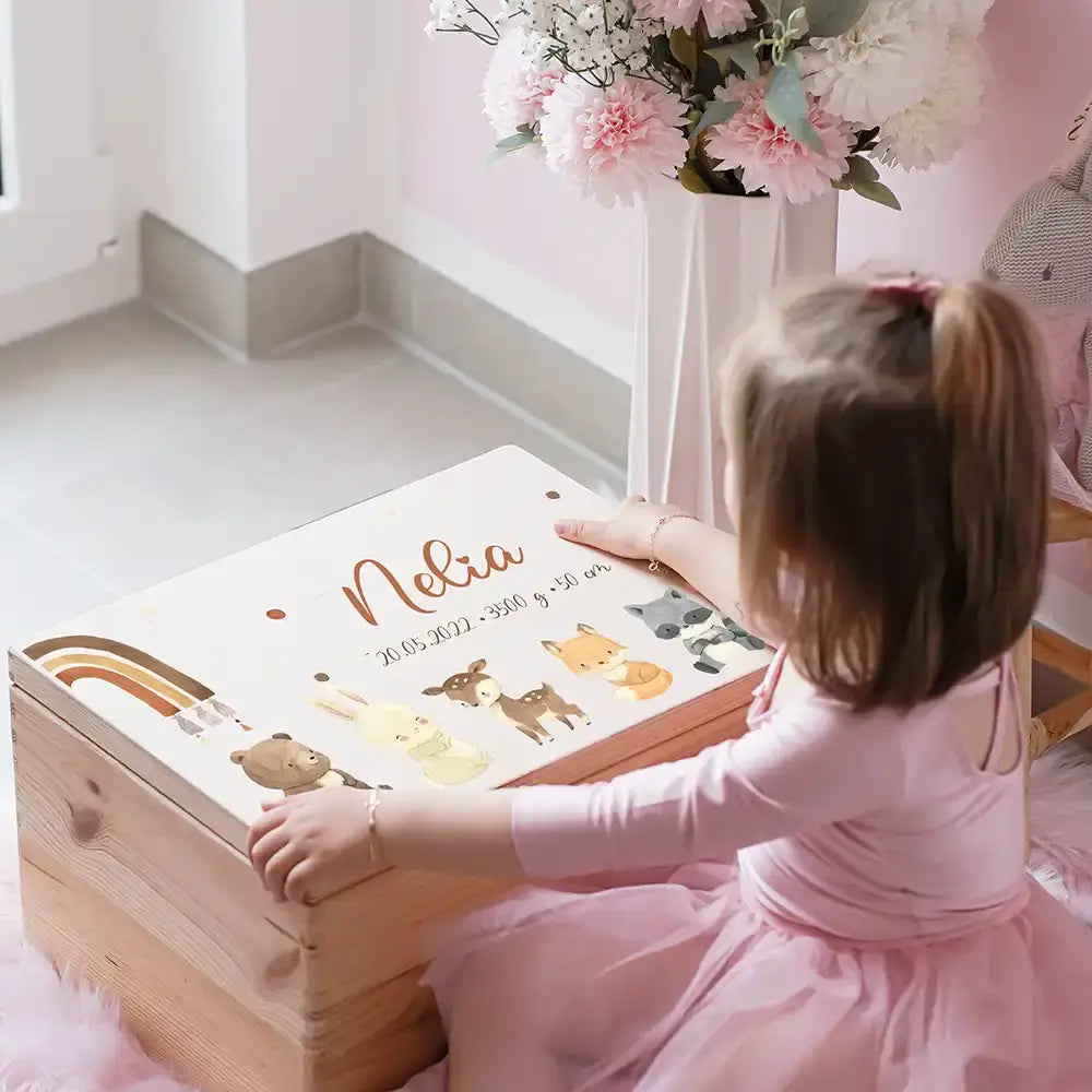 Personalisierte Erinnerungsbox für Mädchen mit Geburtsdaten - rosa Holzbox mit süßen Tiermotiven als Geburtsgeschenk