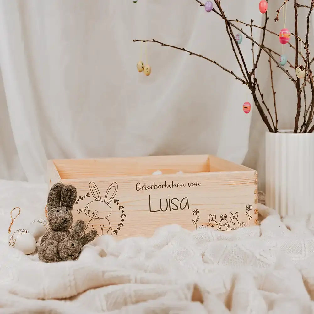 Osterkiste Holz personalisiert - Blumenkranz & Hasenbande