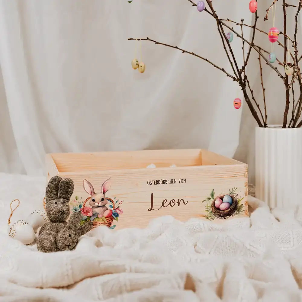 Osterkiste Holz personalisiert - Hasenkind im Blumenkorb